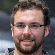 Genieße Rhythmus und Musik, indem du mit einem erfahrenen Lehrer Schlagzeug lernst. Privater Schlagzeugunterricht.